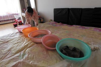 青州楼上漏水，住户失联，小区没物管，业主维权难！律师来支招……
